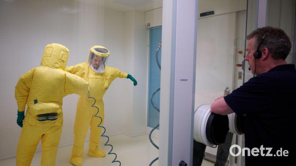 Mit einer Säure duschen sich die Fachkräfte nach dem Besuch eines Patientenzimmers ab. (Archivbild) Bild: Bernd Thissen/dpa