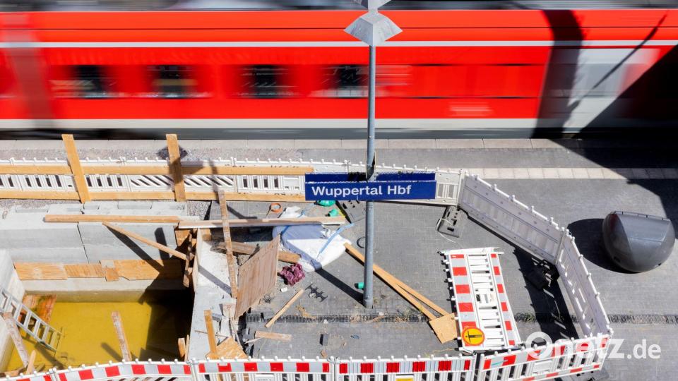 Eigentlich war die Freude groß, dass zwischen Hagen, Wuppertal und Köln wieder Züge fahren können - doch dann fiel auf, dass eine Brücke marode ist. (Archivbild) Bild: Rolf Vennenbernd/dpa