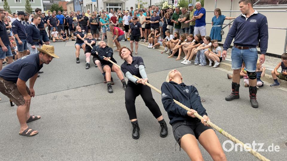 Trotz Fans mit Fanplakaten müssen sich die Fahrenberger Kampfschnecken gegenüber den Waidhauser Seilzieherinnen geschlagen geben. Bild: fvo