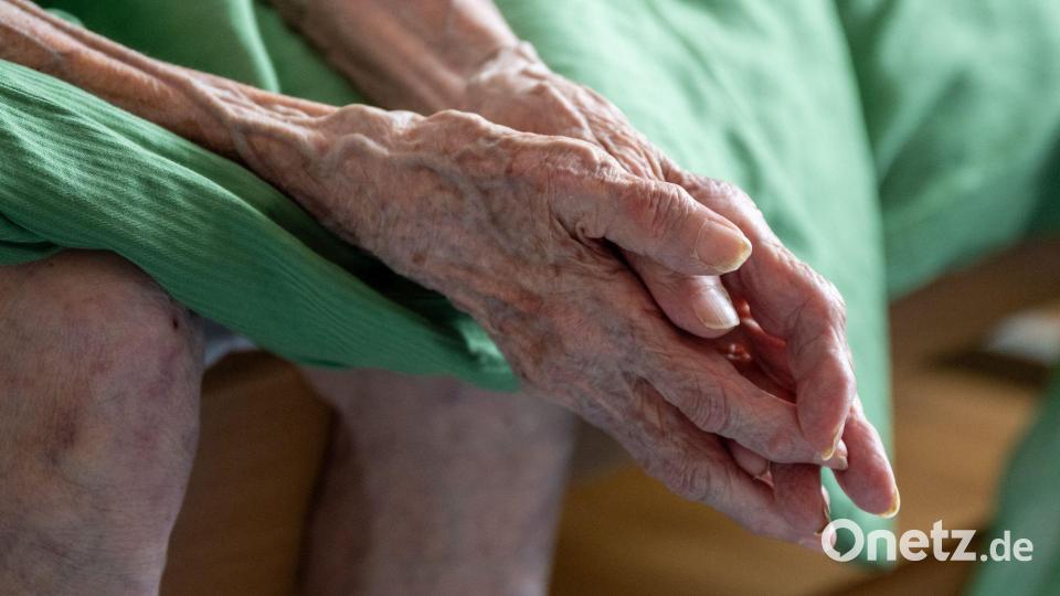 Viele Menschen glauben, dass die Pflege besonders von Hitze betroffen ist. Bild: Monika Skolimowska/dpa