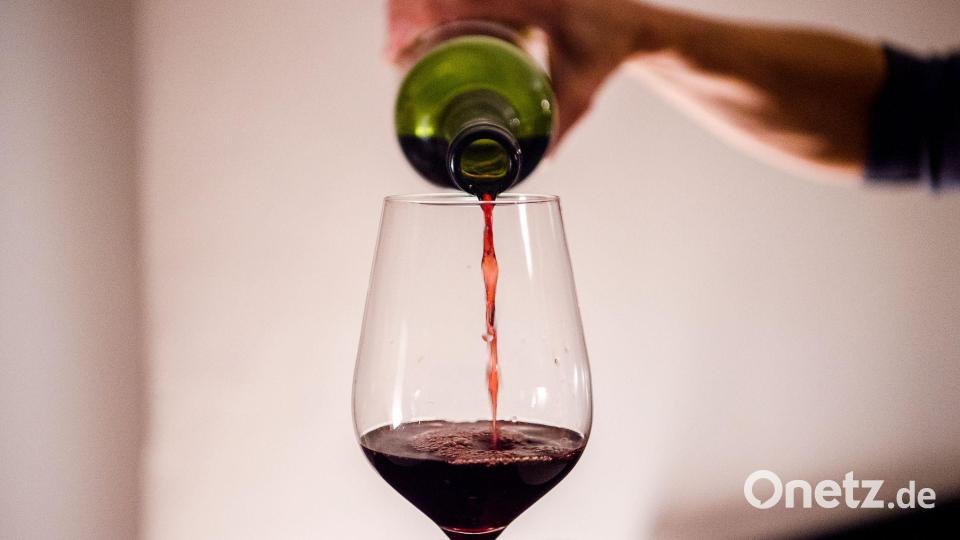 Rotwein aus deutscher Produktion ist weniger gefragt als Weißer. (Symbolbild) Bild: Finn Winkler/dpa