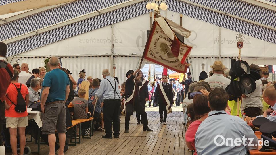 Mit eindrucksvollen Schwenkbewegungen stellten die Fahnenträger beim Einmarsch ins Festzelt ihr Können unter Beweis und wurden dafür mit großem Applaus belohnt. Bild: Verena Schieder