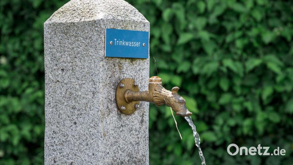 Mancherorts werden Brunnen außer Betrieb genommen. (Symbolbild) Bild: Daniel Vogl/dpa