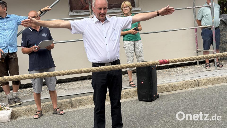 Bürgermeister Georg Bock fungierte als Schiedsrichter beim Seilzieher-Wettbewerb. Bild: fvo