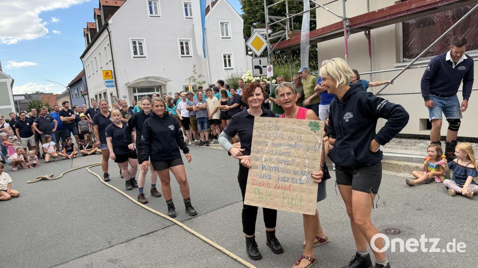 Trotz Fans mit Fanplakaten müssen sich die Fahrenberger Kampfschnecken gegenüber den Waidhauser Seilzieherinnen geschlagen geben. Bild: fvo
