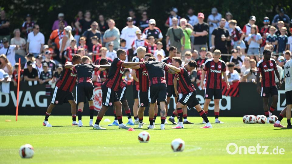 Vor 2.000 Fans absolvierte die Eintracht ihre erste öffentliche Trainingseinheit dieser Saison. Bild: Florian Wiegand/dpa