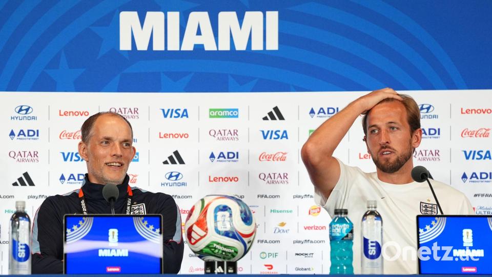 Harry Kane (r) springt Thomas Tuchel bei. Bild: Martin Rickett/PA Wire/dpa