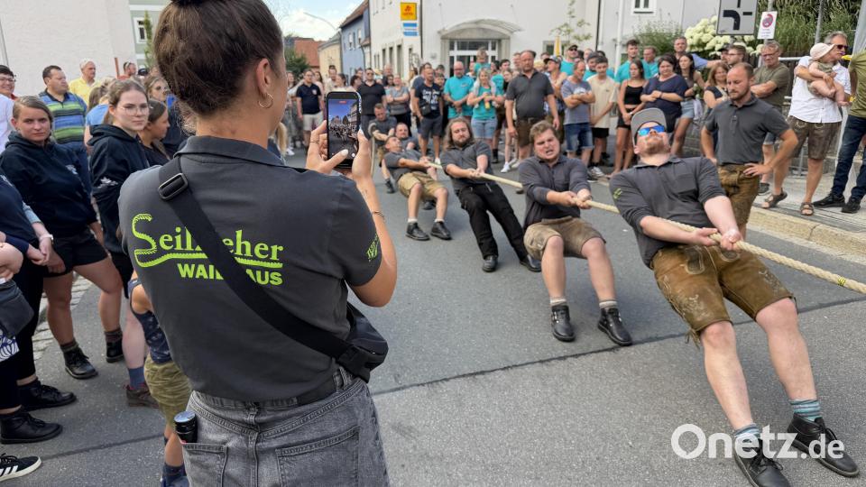 Die Waidhauser Seilzieher legten sich mächtig ins Zeug. Bild: fvo