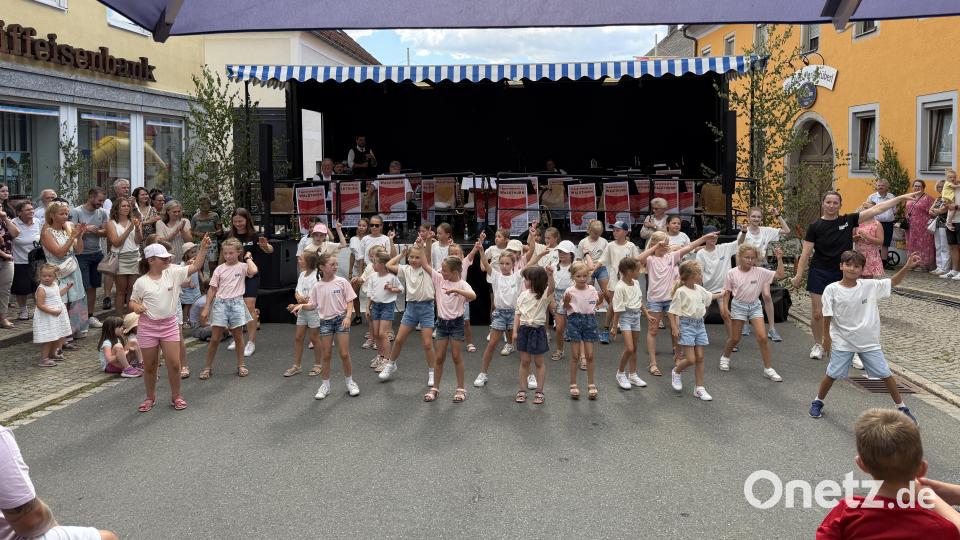 Die Waldthurner Tanzkids begeistern mit den beiden Betreuerinnen Judith Friedl (rechts) und Manuela Grünauer (links hinten). Bild: fvo