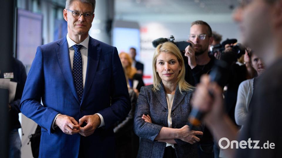 Bahnchefin Evelyn Palla und Verkehrsminister Patrick Schnieder haben das Konzept der Generalsanierungen von ihren Vorgängern übernommen. Zuletzt kündigten sie an, dass das Konzept auf den Prüfstand gestellt wird. Komplett verwerfen wollen sie es nicht. (Archivbild) Bild: Bernd von Jutrczenka/dpa