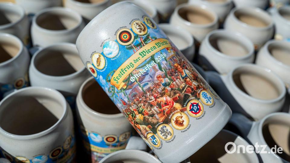 Der Bierkrug der Wiesn-Wirte zeigt ein besonders traditionell-historisches Motiv. Bild: Peter Kneffel/dpa