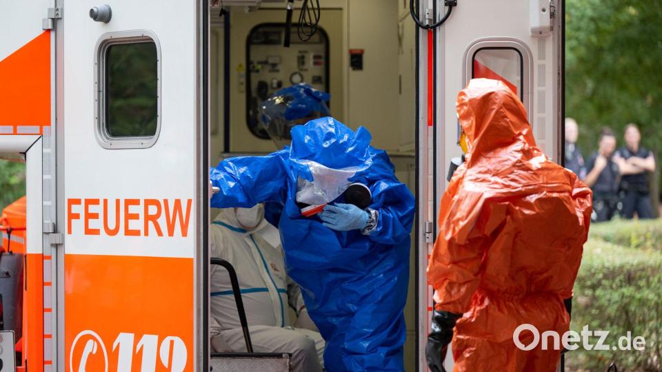 Der Transport von hochansteckenden Patienten in die Uniklinik wird immer wieder geübt, so wie hier im Jahr 2022. (Archivbild) Bild: Boris Roessler/dpa