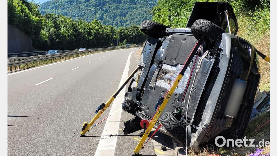 Bei dem Unfall nahe Hechingen wurden laut Polizei vier Menschen verletzt. Bild: Ralf Biesinger/dpa