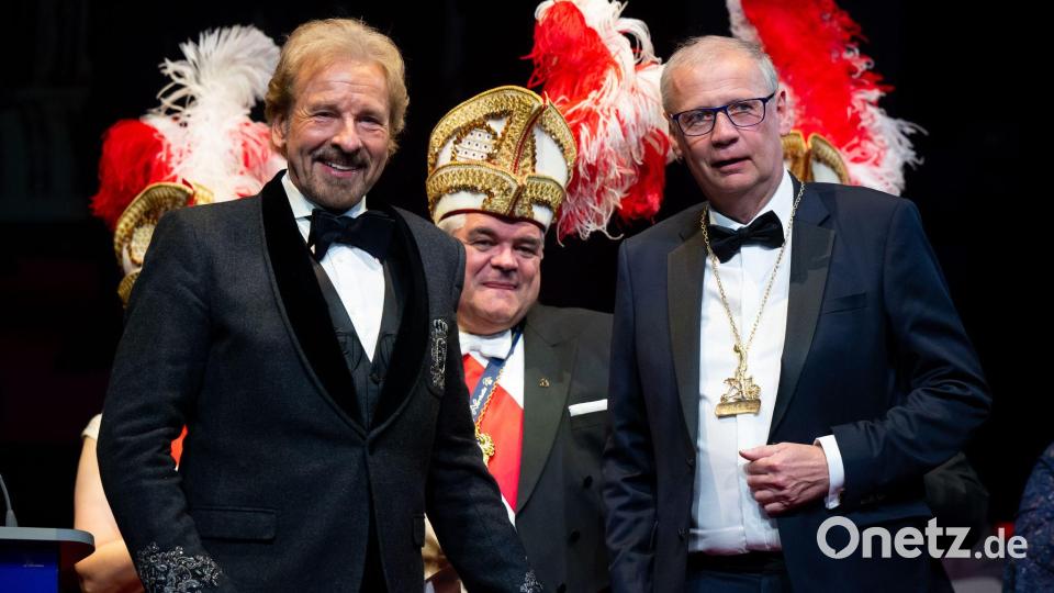 Jauch erhielt 2025 den Karl-Valentin-Orden - die Laudatio hielt sein Freund Thomas Gottschalk. (Archivbild) Bild: Sven Hoppe/dpa