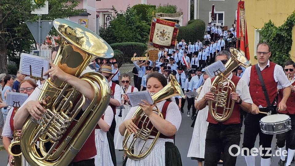 Ein beeindruckendes Bild bot der schier endlos wirkende Festzug in Krummennaab: Hunderte Feuerwehrfrauen und Feuerwehrmänner sowie zahlreiche Vereine zogen an den Zuschauern vorbei und machten den Höhepunkt des Jubiläumswochenendes zu einem besonderen Erlebnis. Bild: Verena Schieder