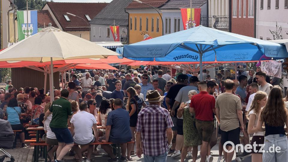 Der Marktplatz in Waldthurn wurde beim Bürgerfest am Sonntag zur Feierzone. Bild: fvo