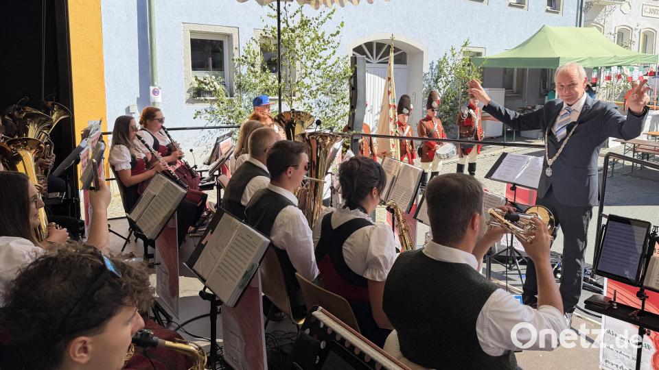 Der neue Waldthurner Bürgermeister Georg Bocka dirigiert gekonnt die Waldthurner Trachtenkapelle. Bild: fvo