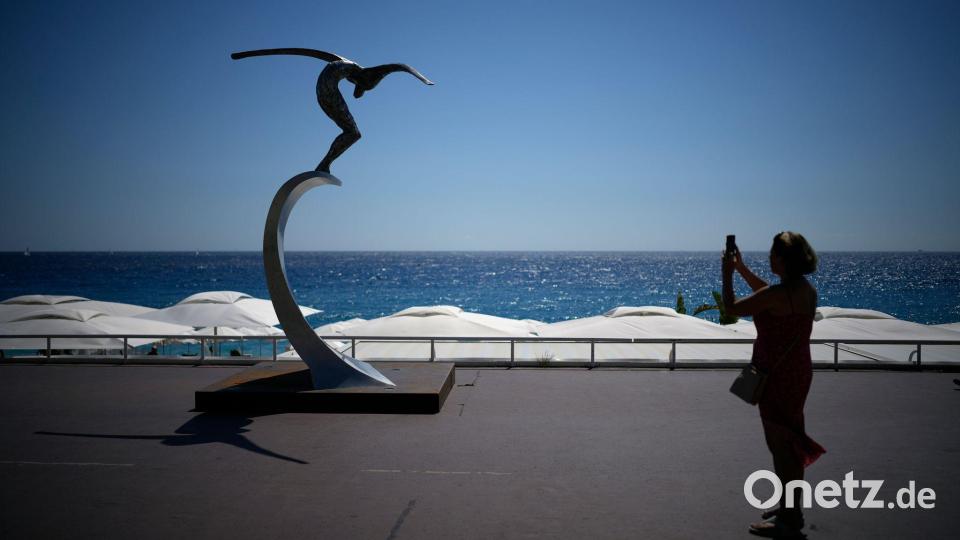 Eine Skulptur erinnert an der Strandpromenade von Nizza an die Opfer des Anschlags vom 14. Juli 2016. (Archivbild) Bild: Daniel Cole/AP/dpa