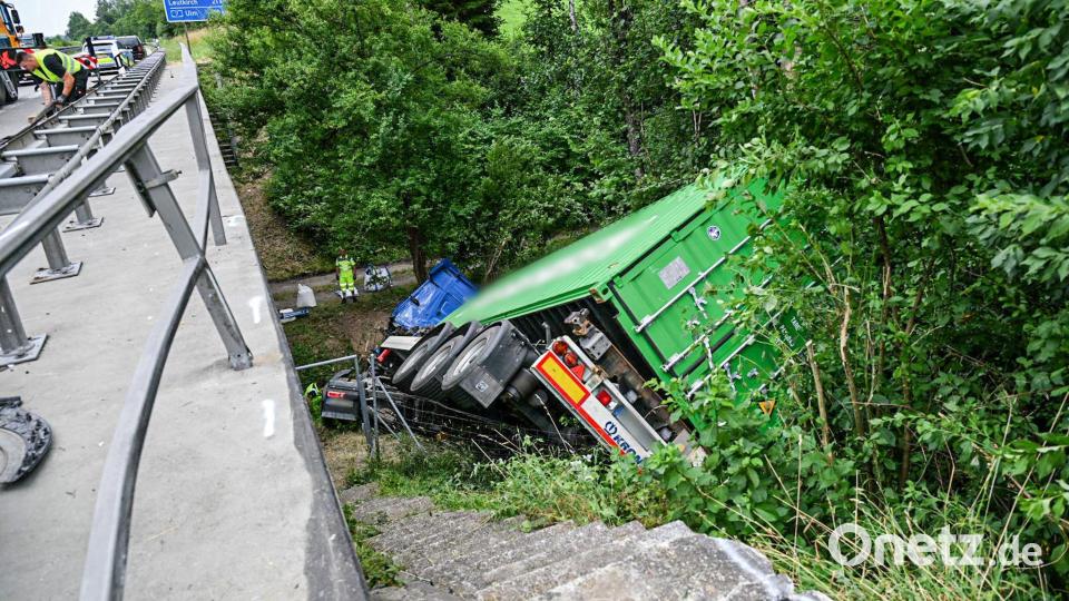 Ein Lastwagen ist auf der A96 bei Wangen verunglückt. Bild: Jason Tschepljakow/dpa