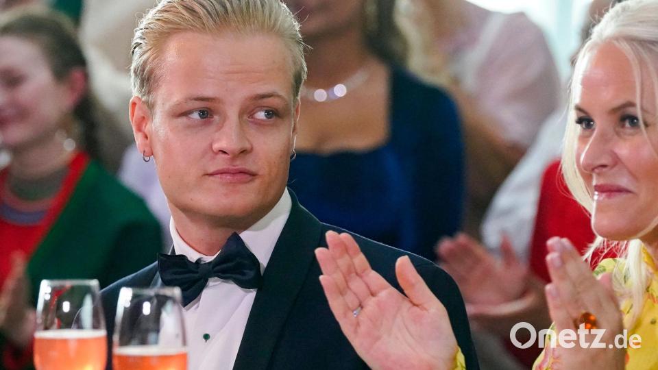 Marius Borg Høiby (links) hat mehrfach versucht, aus der U-Haft freizukommen, um bei seiner kranken Mutter Mette-Marit (rechts) zu sein. (Archivbild) Bild: Lise Aserud/NTB/dpa
