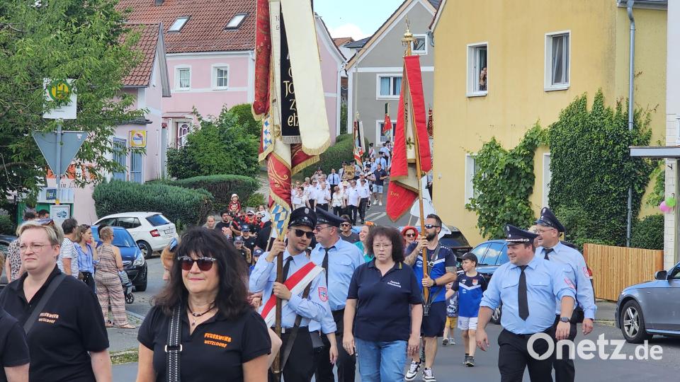 Ein beeindruckendes Bild bot der schier endlos wirkende Festzug: Hunderte Feuerwehrfrauen und Feuerwehrmänner sowie zahlreiche Vereine zogen an den Zuschauern vorbei und machten den Höhepunkt des Jubiläumswochenendes zu einem Erlebnis. Bild: Verena Schieder