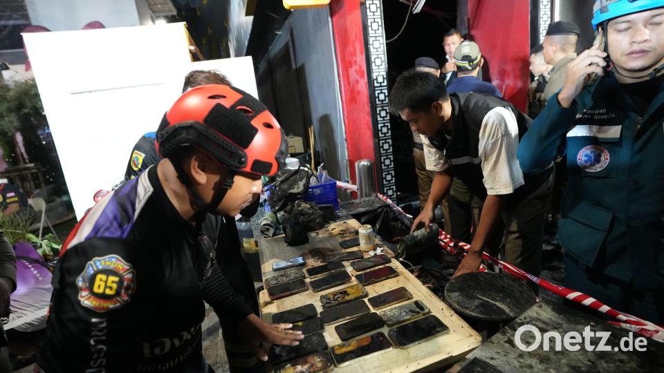 Nach der Brandkatastrophe fanden Einsatzkräfte viele Handys. Bild: Sakchai Lalit/AP/dpa