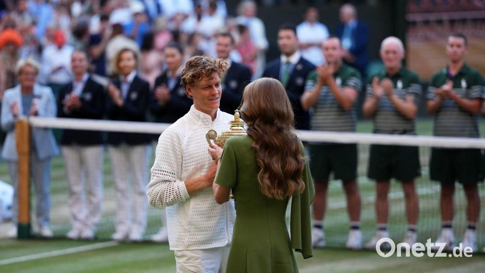 Jannik Sinner bekam die Trophäe von Prinzessin Kate überreicht. Bild: Kirsty Wigglesworth/AP/dpa