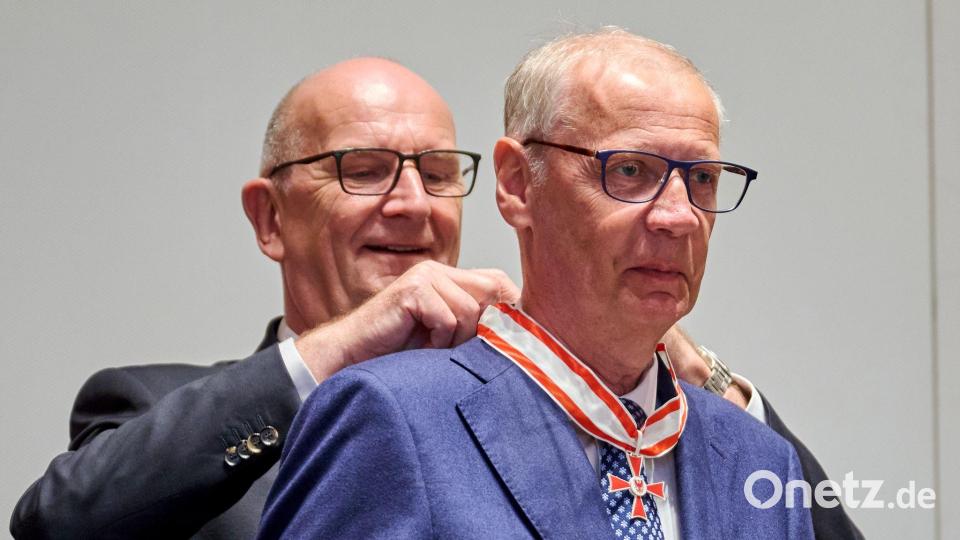 Ehrung als Mäzen für den Erhalt historischer Bauwerke in Potsdam: TV-Moderator Günther Jauch bekommt von Brandenburgs Ministerpräsident Dietmar Woidke den Landesverdienstorden umgehängt. Bild: Annette Riedl/dpa