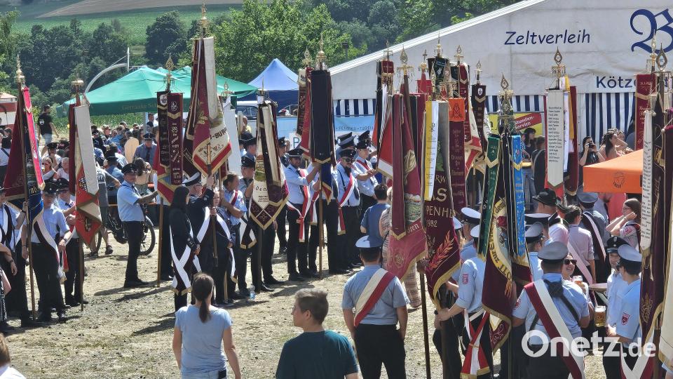 Die Fahnenabordnungen der Feuerwehren und Vereine warteten vor dem Festzelt auf ihren Aufruf zum feierlichen Einmarsch. Bild: Verena Schieder
