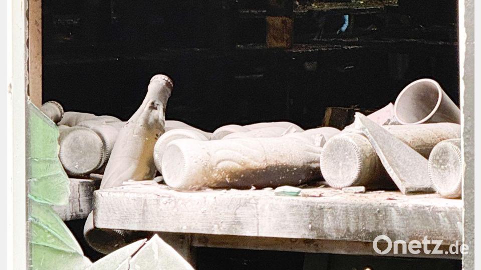 Flaschen im Inneren waren vom Löschschaum weiß gefärbt. Bild: Carola Frentzen/dpa