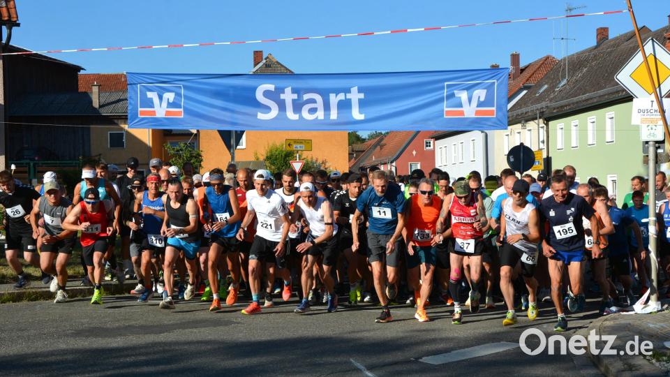 Ein imposantes Teilnehmerfeld ging beim Hauptlauf des 27. Falkenberger Waldnaabtal-Crosslauf an den Start. Bild: Josef Rosner