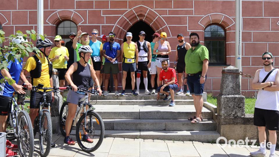 Von den Stufen des Rathauses schickte Bürgermeister Stefan Frank die Läufer des 20. Via-Carolina-Laufes mit ihren Safety-Begleitern auf die 26. Etappe nach Neukirchen. Bild: Heidi Franitza