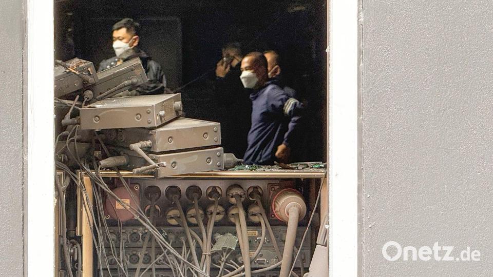 Die Ermittler schützten sich mit Masken vor dem beißenden Gestank. Bild: Carola Frentzen/dpa