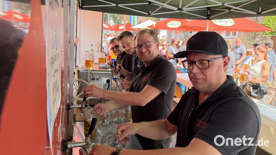 Waldthurner Feuerwehrmänner löschen beim Bürgerfest den Durst. Bild: fvo