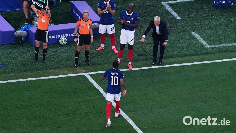 Zum Verneigen: Deschamps mit Kylian Mbappé. (Archivbild) Bild: Petr David Josek/AP/dpa