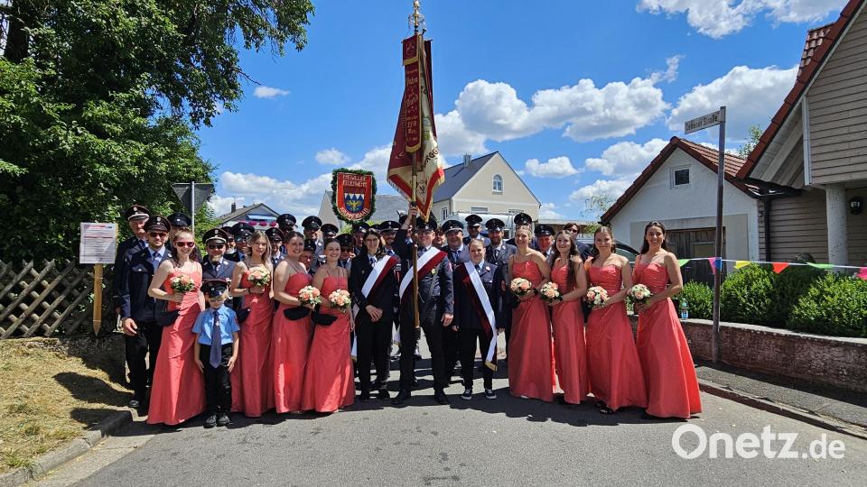 Geschlossen präsentierte sich die Feuerwehr Krummennaab mit ihrer Fahne und den Festdamen vor dem Beginn des Festzuges zum 130-jährigen Gründungsfest. Bild: Verena Schieder