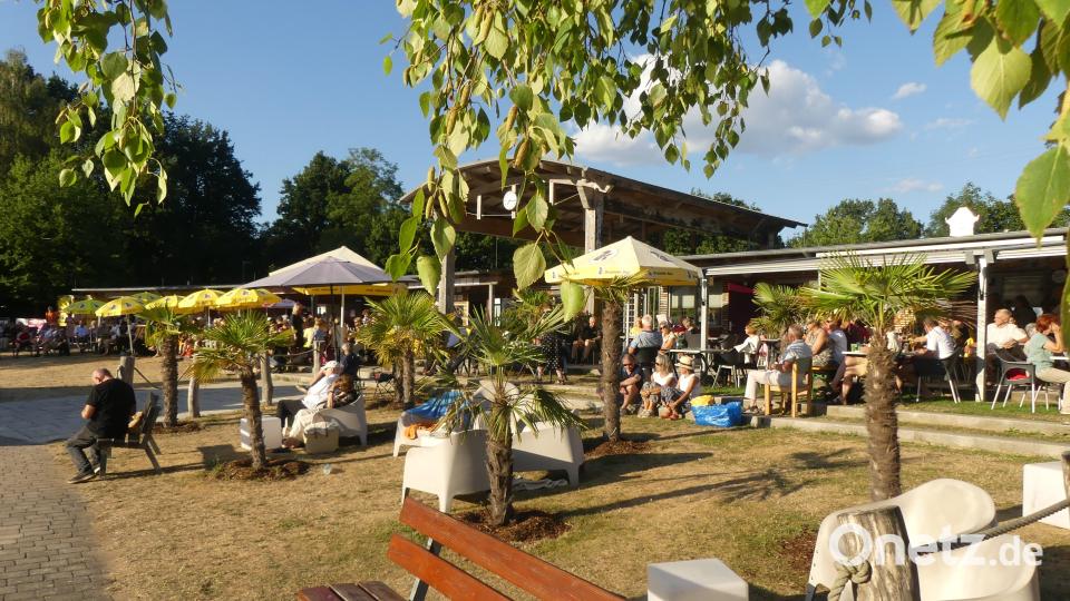 Nahezu 400 Freunde der Bigband Eschenbach genossen am Rußweiher ein mediterranes Flair. Bild: Walther Hermann