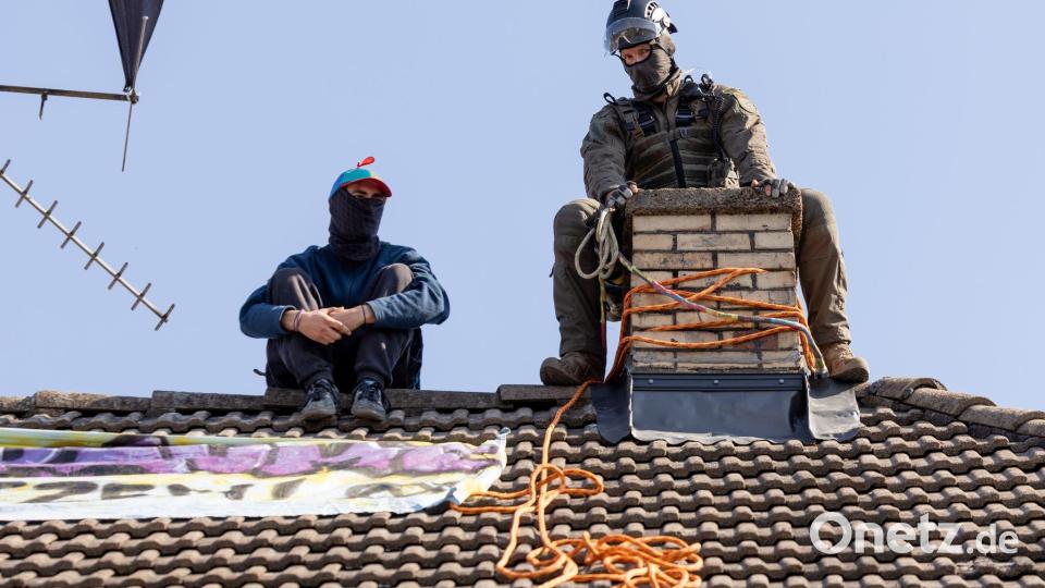 Warten auf die Drehleiter zur Räumung Bild: Christian Lademann/dpa