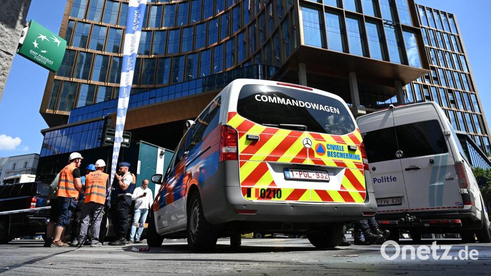 Einsatzkräfte stehen vor dem Gebäude bei einem Brand in der Brüsseler Innenstadt. Bild: Michael Brandt/dpa