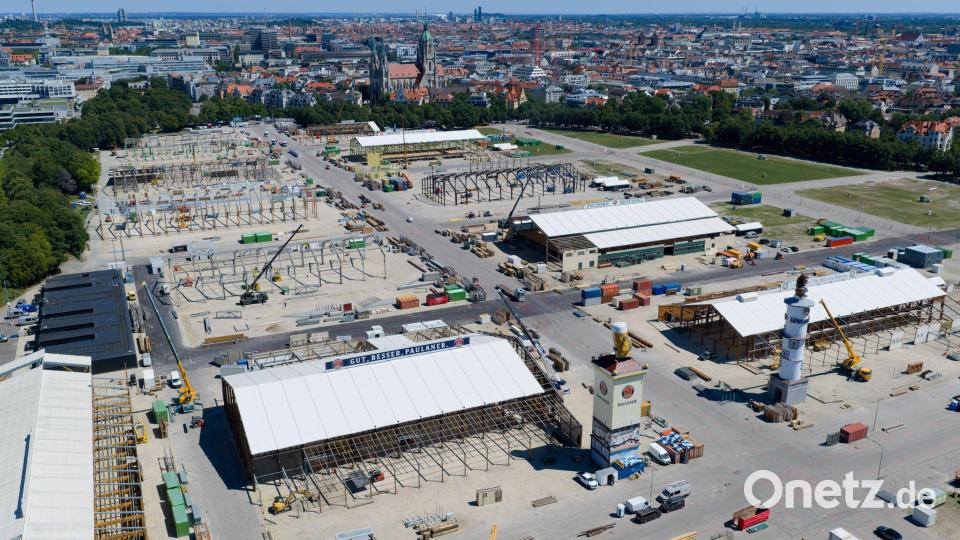 Der Aufbau an der Theresienwiese läuft auf Hochtouren. Bild: Sven Hoppe/dpa