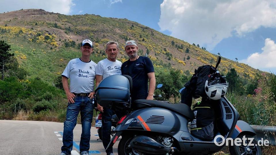 Michael Thumfart, Dieter Baller und Siegfried Walberer (von links) posieren mit Vespa vor dem Vesuv bei Neapel. Bild: Thumfart/exb