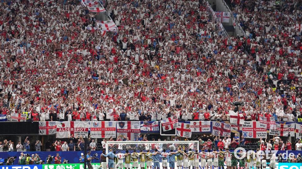 Auch England bringt viele Fans mit. Bild: Martin Rickett/PA Wire/dpa