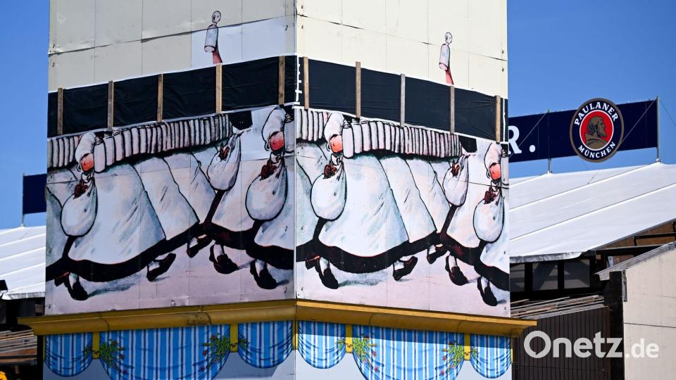Die Verhüllung der Kellnerinnen am Paulaner-Turm bleibt rätselhaft. Bild: Sven Hoppe/dpa