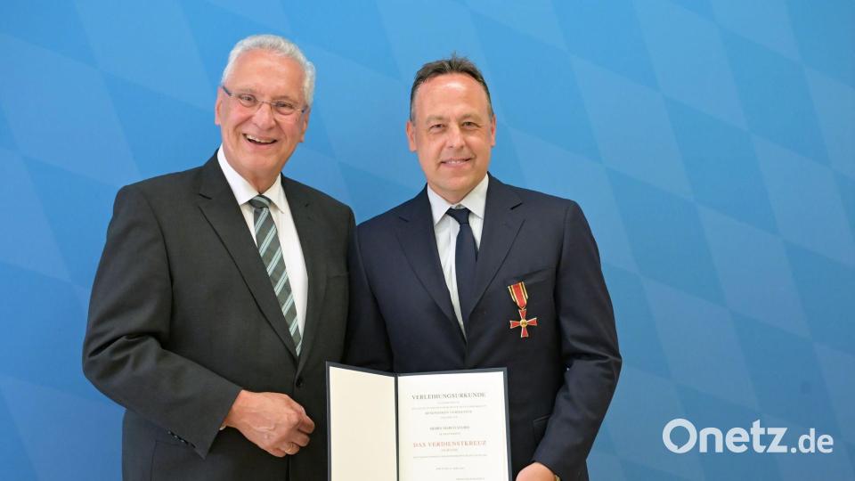 Marco Sturm freut sich über seine Auszeichnung. Bild: Malin Wunderlich/dpa