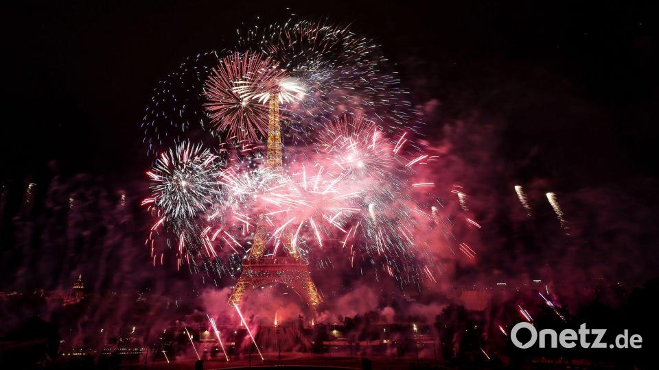 Feuerwerk und Drohnen beleuchten den Eiffelturm in Paris. Bild: Thomas Padilla/AP/dpa