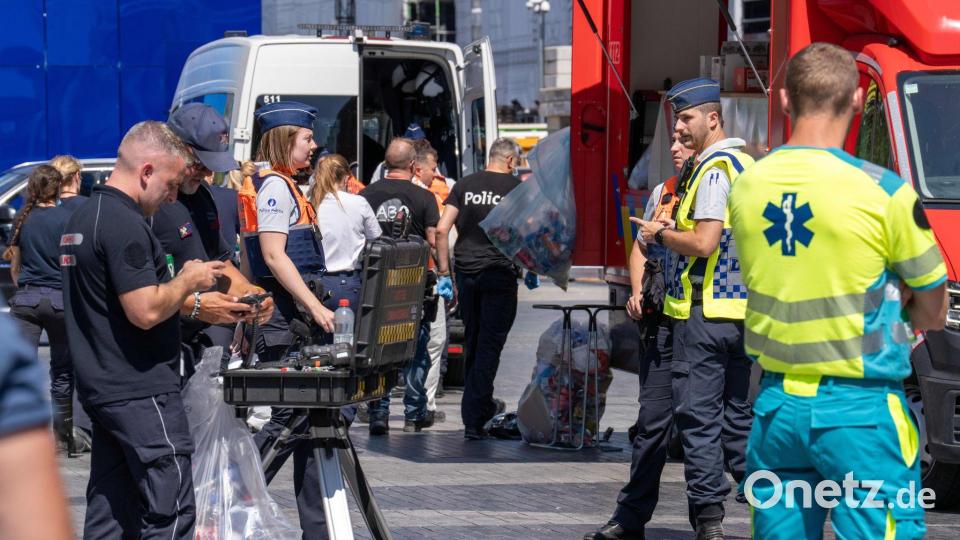 Rettungskräfte und Forensiker sind im Einsatz. Bild: Marius Burgelman/AP/dpa