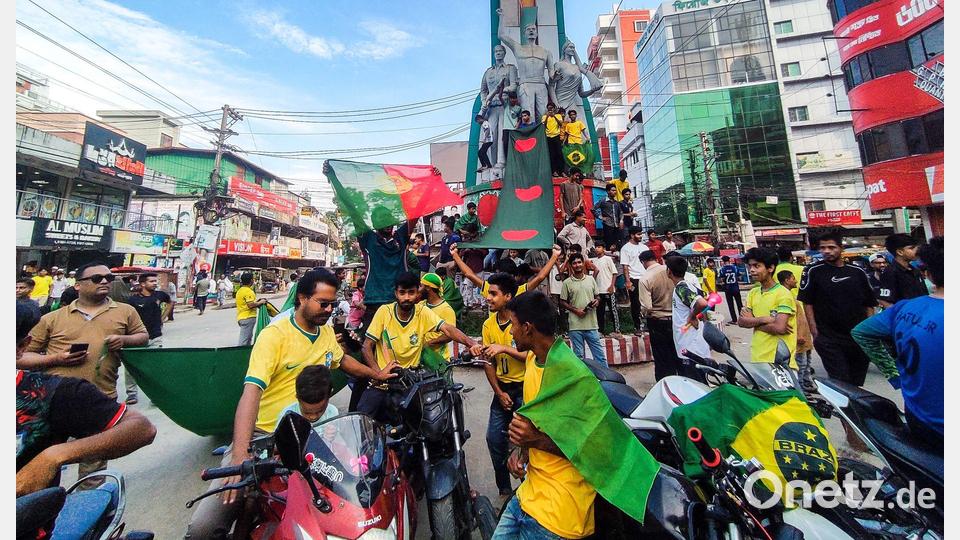 Es gibt in Bangladesch aber auch viele Brasilien-Fans in der Region. Das eigene Team hat sich wieder einmal nicht für die WM qualifiziert. Bild: Rayhan Ahmed/ZUMA Press Wire/dpa