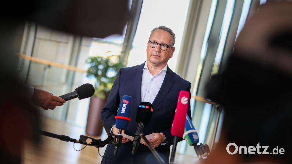 Justizminister Benjamin Limbach (Grüne) spricht am Dienstag im Landtag vor Journalisten Bild: Christoph Reichwein/dpa
