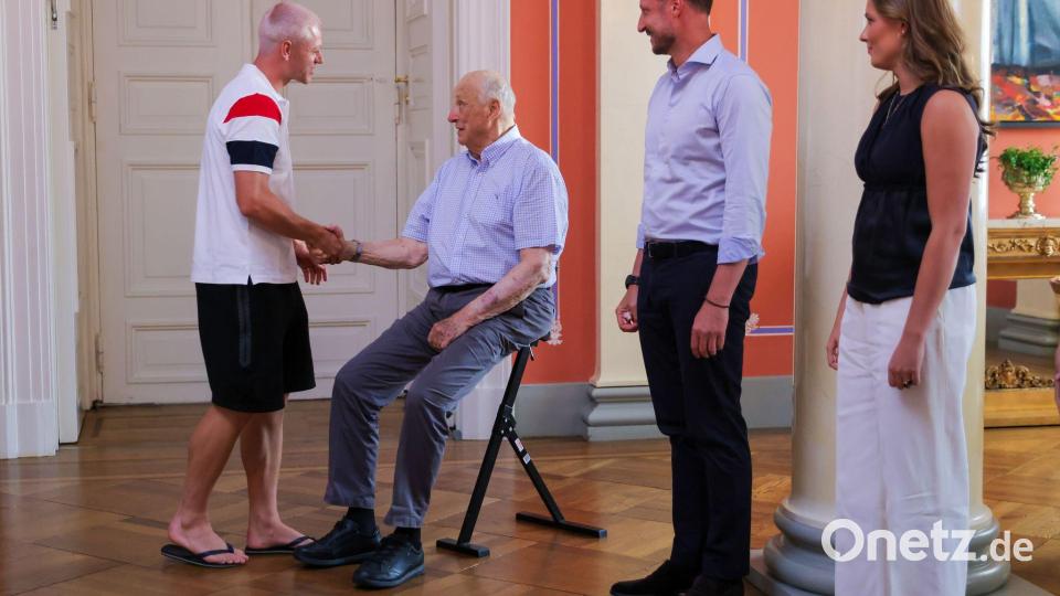 In Latschen vor dem König: Empfang im norwegischen Königshaus Bild: Amanda Pedersen Giske/NTB/AP/dpa
