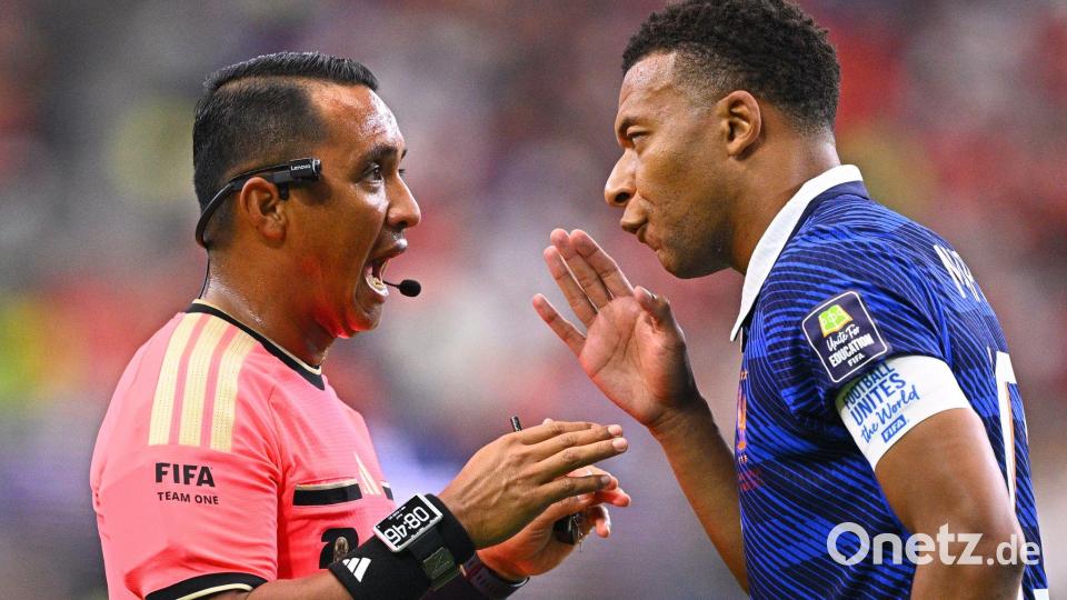 Redebedarf zwischen Schiedsrichter Ivan Barton und Kylian Mbappé. Bild: Tom Weller/dpa